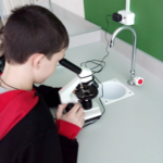 Тайны микробиологии открывают школьники в Центре «Точка роста»