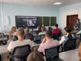 В кабинете цифровой образовательной среды школы №1 с.Борское прошёл телемост для учащихся 11 класса и их родителей