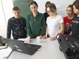 Школьники села Заплавное провели урок для родителей в цифровой лаборатории Центра «Точка роста»